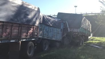 Un camión chocó la parte trasera de otro en el acceso a la autopista.