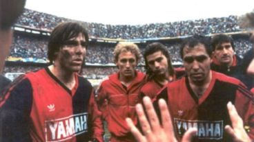Ricardo Lunari, en el medio de Berizzo, Pochettino y Llop. Final de julio del '91.