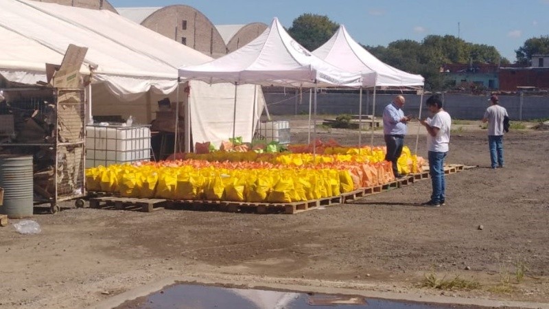 Una carpa con mercadería lista para despachar en Carriego al 300.