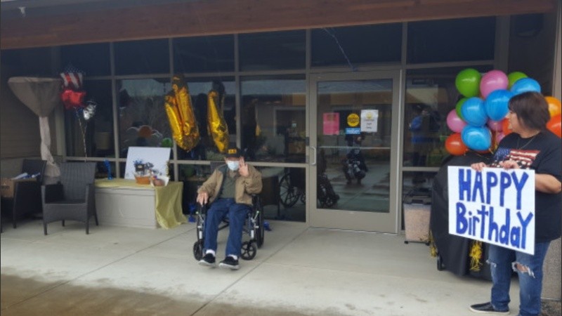 El hombre celebró con su familia haberse curado y sus más de 100 años.