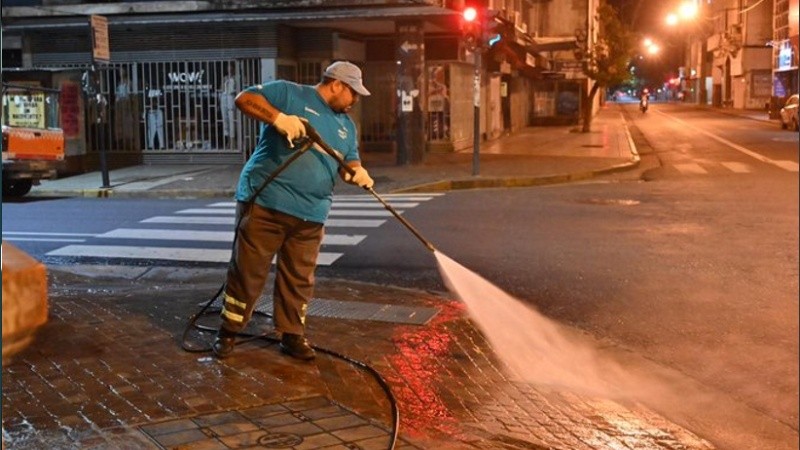 Operativo especial de limpieza en la zona de bancos. 