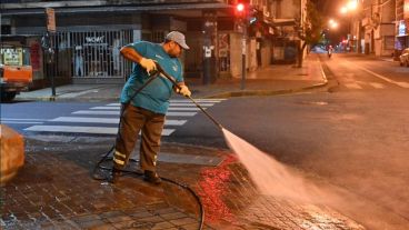 Operativo especial de limpieza en la zona de bancos.