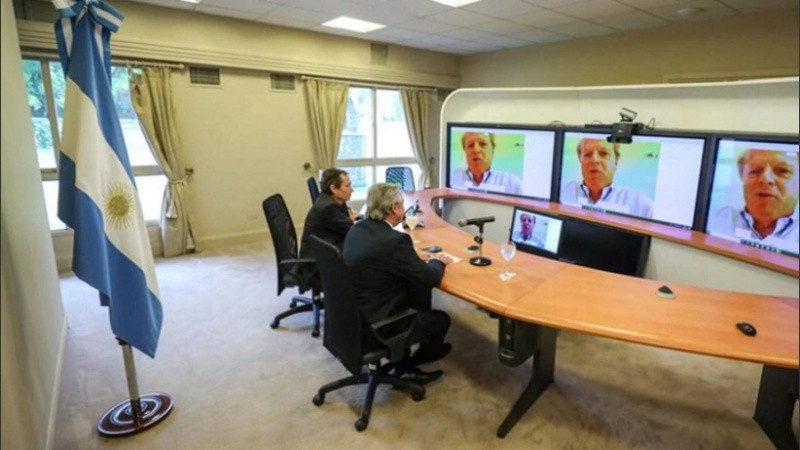 El presidente Alberto Fernández conversa por videoconferencia con el director gerente de Operaciones del Banco Mundial, Axel Trotsenburg, el pasado 25 de marzo.