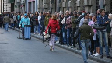 Las colas del viernes negro, todo un retroceso en la lucha contra el coronavirus.