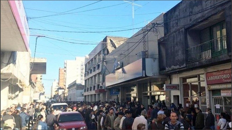 Impresionante aglomeración de jubilados en Corrientes.