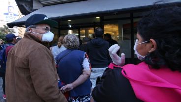 Este viernes la esquina del Banco Piano fue un caos de gente.