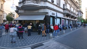 Expuestos al virus: multitud de gente espera cobrar en los bancos.