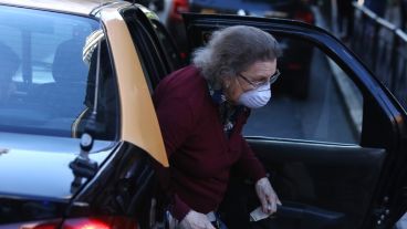 Expuestos al virus: multitud de gente espera cobrar en los bancos.