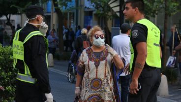 Expuestos al virus: multitud de gente espera cobrar en los bancos.