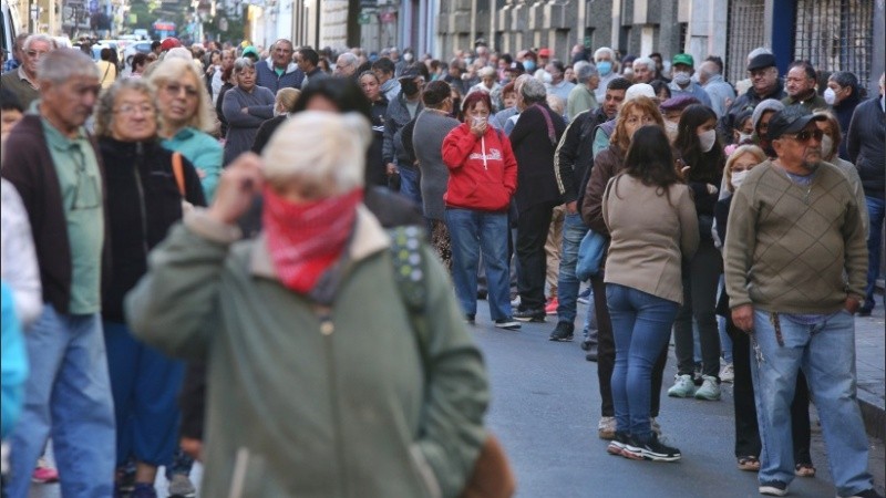 Expuestos al virus: multitud de gente espera cobrar en los bancos. 