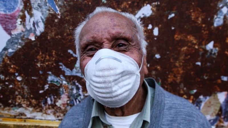 Expuestos al virus: multitud de gente espera cobrar en los bancos. 