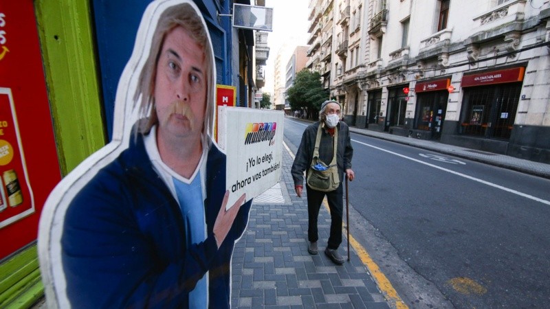 Expuestos al virus: multitud de gente espera cobrar en los bancos. 