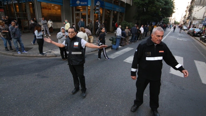 Expuestos al virus: multitud de gente espera cobrar en los bancos. 