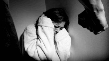 La progenitora del femicida alertó a los policías que realizan un rastrillaje para que hallaran a su hijo.