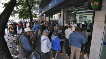Largas colas en los bancos de la ciudad para cobrar jubilaciones y beneficios sociales.