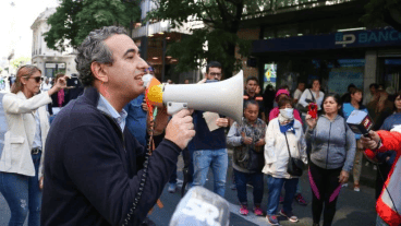 Javkin salió con un megáfono a poner orden en el microcentro.