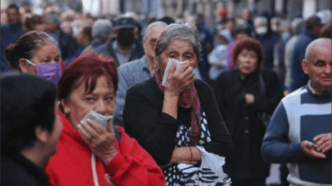 Barbijos improvisados para frenar un posible contagio de coronavirus.