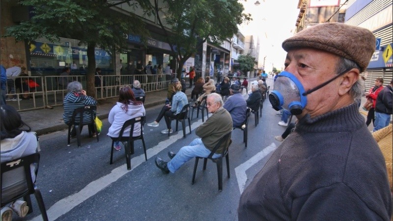 Hubo más organización para los abuelos y abuelas este sábado frente a los bancos. 