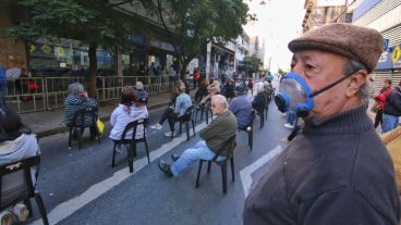 Hubo más organización para los abuelos y abuelas este sábado frente a los bancos.