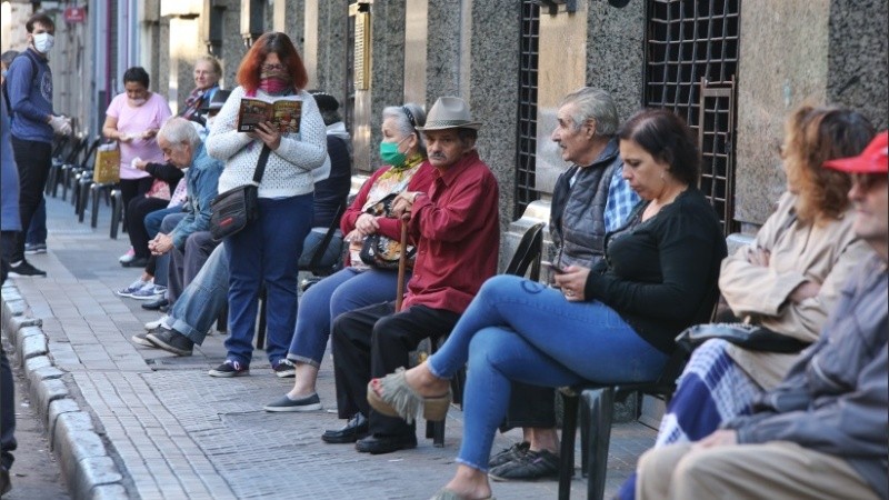 Hubo más organización para los abuelos y abuelas este sábado frente a los bancos. 