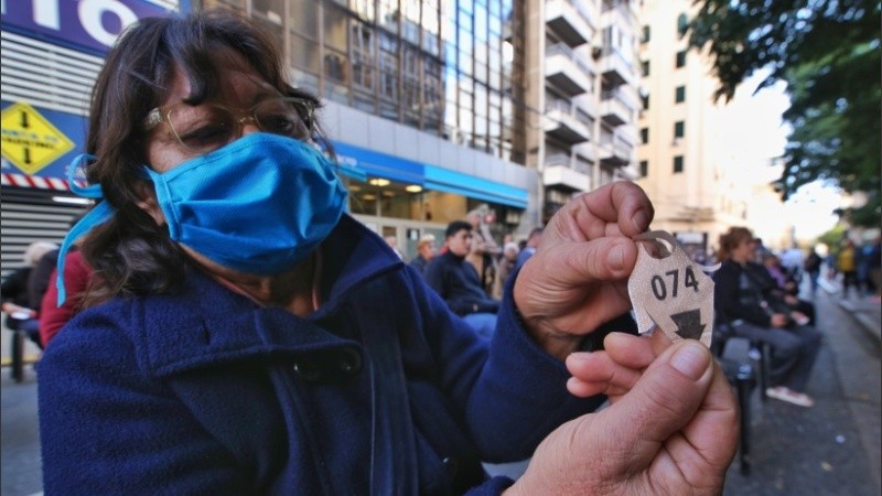 Entregaban números a los jubilados y jubiladas este sábado. 