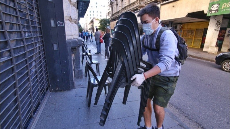 Sillas para los jubilados en las puertas de los bancos. 