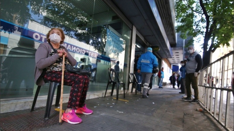 Hubo más organización para los abuelos y abuelas este sábado frente a los bancos. 