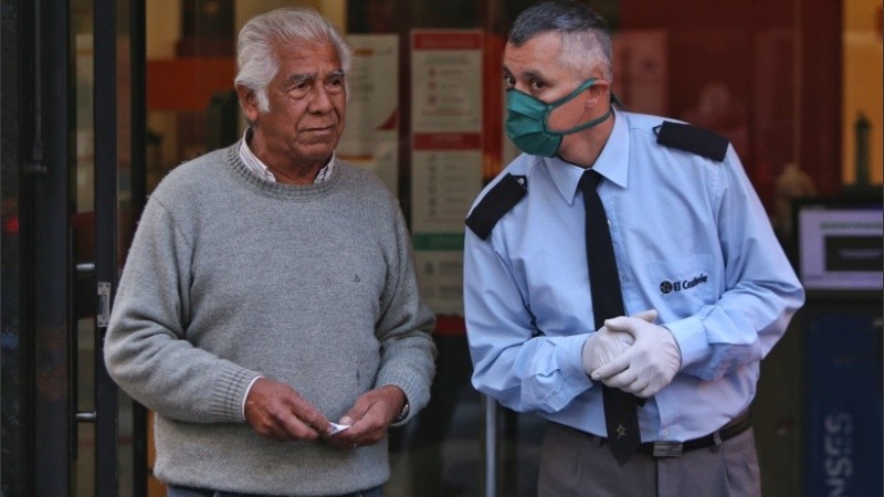 Hubo más organización para los abuelos y abuelas este sábado frente a los bancos. 