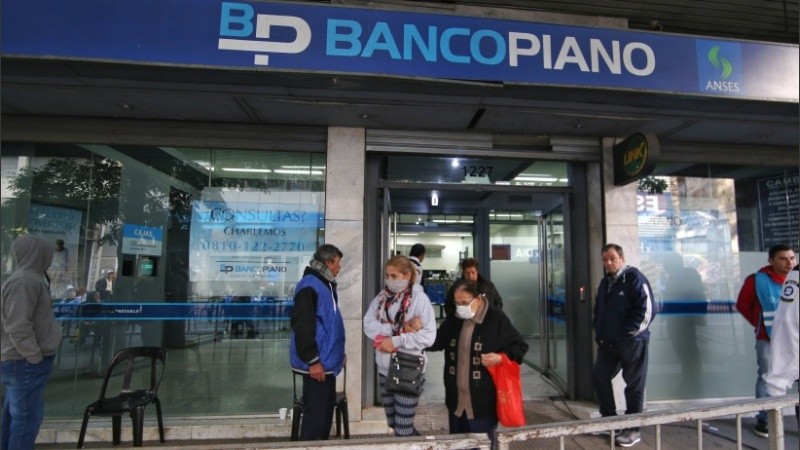 Hubo más organización para los abuelos y abuelas este sábado frente a los bancos. 