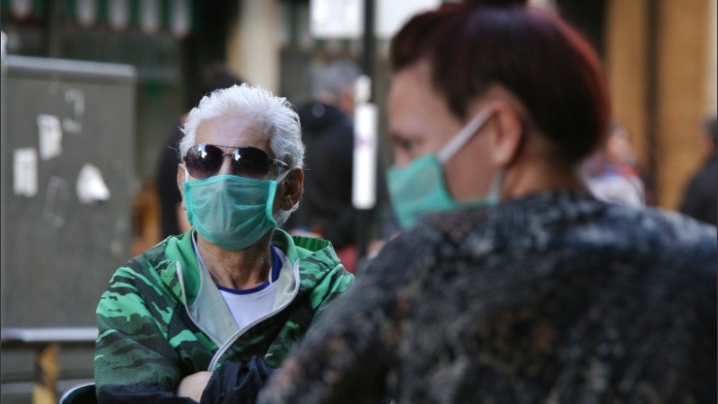 Hubo más organización para los abuelos y abuelas este sábado frente a los bancos. 