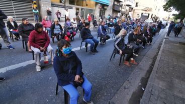 Hubo más organización para los abuelos y abuelas este sábado frente a los bancos.