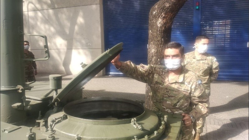 Desde el Ejército fueron a colaborar en el operativo con mate cocido para los abuelos.