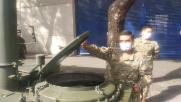 Desde el Ejército fueron a colaborar en el operativo con mate cocido para los abuelos.