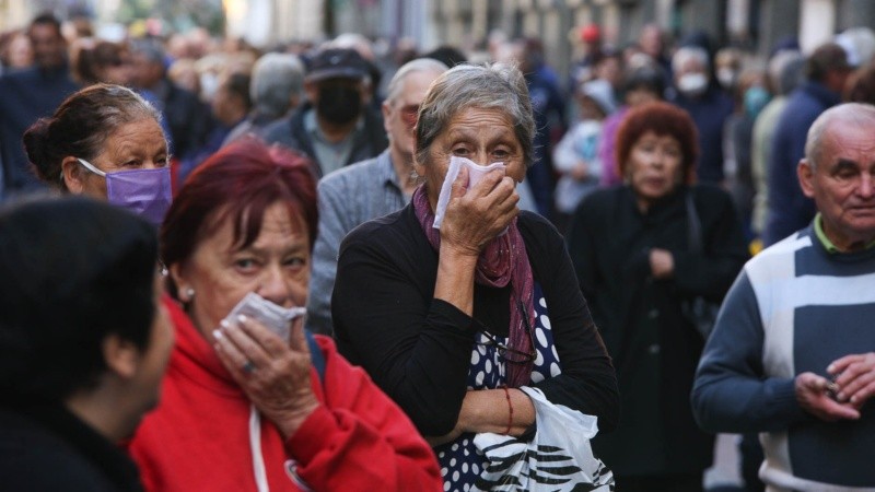 Expuestos al virus: multitud de gente espera cobrar en los bancos. 