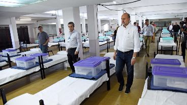 Perotti y Javkin durante la recorrida por las obras en el hipódromo.