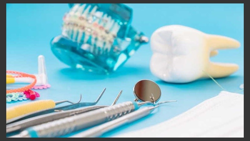 La forma de consulta con el odontólogo como lo es con otras profesiones, se hace virtual, usando el celular. 