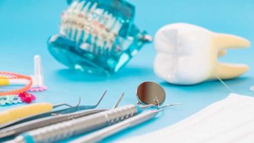 La forma de consulta con el odontólogo como lo es con otras profesiones, se hace virtual, usando el celular.