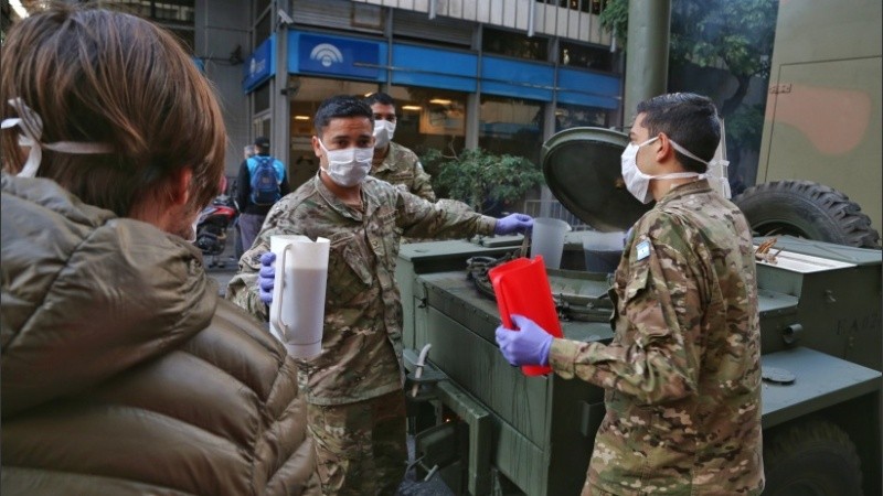 Hubo bebida caliente para los jubilados en la puerta de los bancos. 