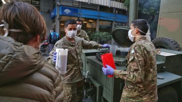 Hubo bebida caliente para los jubilados en la puerta de los bancos.