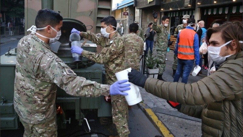 Hubo bebida caliente para los jubilados en la puerta de los bancos. 