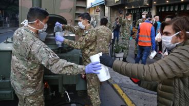 Hubo bebida caliente para los jubilados en la puerta de los bancos.