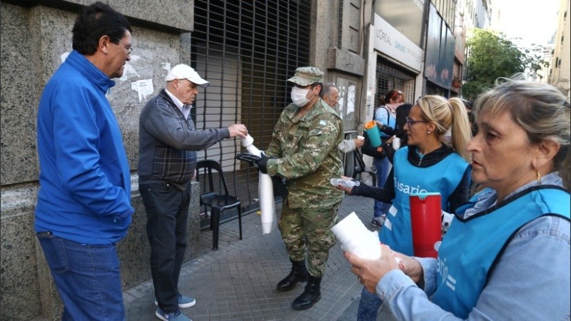 Hubo bebida caliente para los jubilados en la puerta de los bancos. 