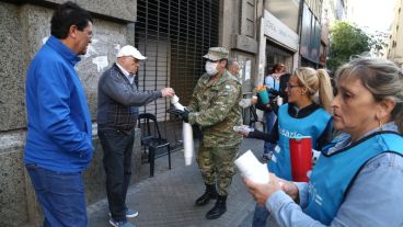 Hubo bebida caliente para los jubilados en la puerta de los bancos.