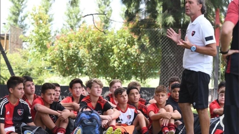 Enrique Borrelli, al frente de los juveniles leprosos.