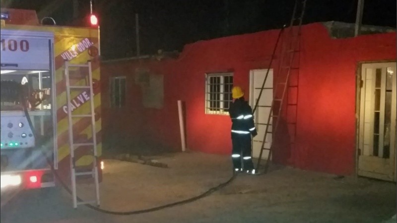 Bomberos trabajaron para apagar las llamas del techo de la casa.