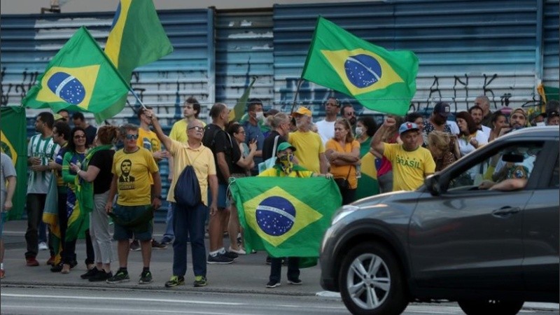 Manifestantes en San Pablo piden al gobernador levantar la cuarentena.