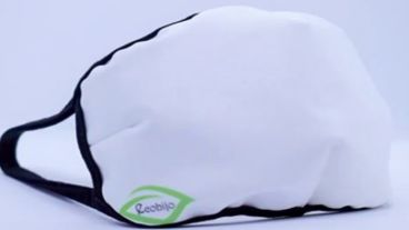 Este barbijo está confeccionado con un laminado llamado tricapa