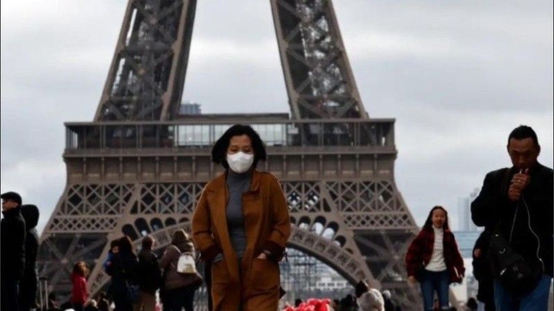 París y la Prefectura de Policía restringieron el horario para salir de casa a hacer deporte al constatar una importante afluencia de público en la calle o en los bosques en los últimos días.