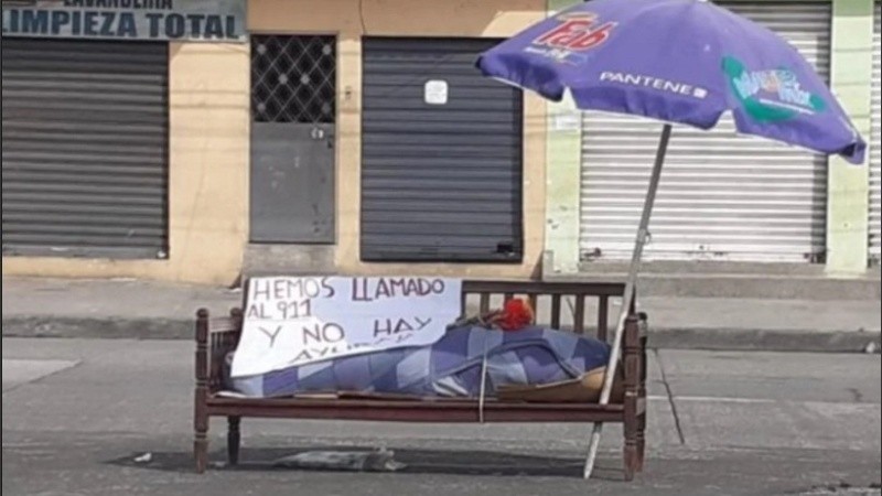 Guayaquil: encontraron a un hombre muerto en la calle y le pusieron un cartel para que fueran a buscarlo.