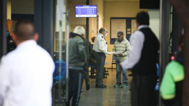 Los bancos atenderán con turnos previos.